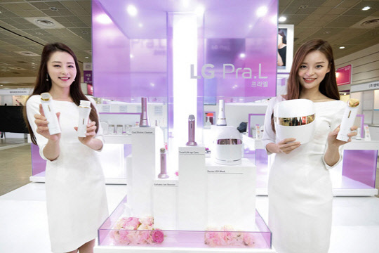 LG전자 모델들이 피부 관리기 'LG 프라엘'을 소개하고 있다.  LG전자 제공